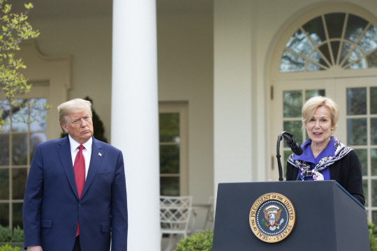 데비 벅스(오른쪽) 조정관의 발언 지켜보는 트럼프 대통령.  [EPA=연합뉴스]